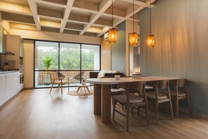 Apartamento, 3 habitaciones | Zona de estar | Televisión de pantalla plana de 40 pulgadas con canales por cable