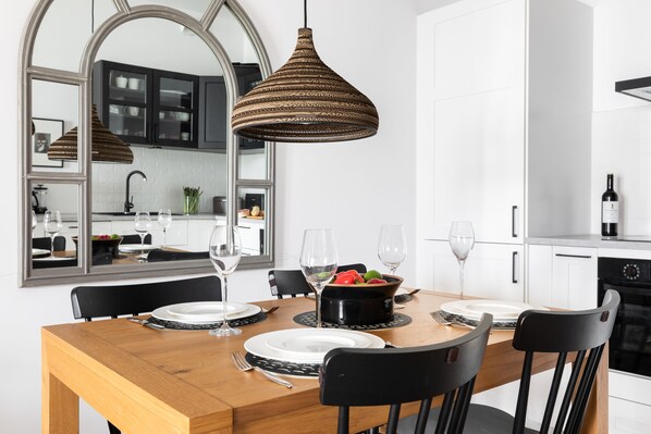 Apartment | Essbereich im Zimmer