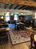 供应早餐、午餐和晚餐