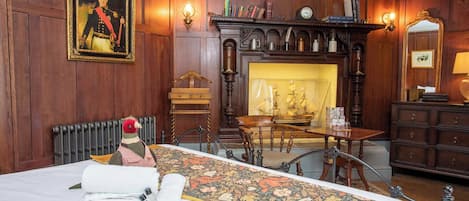 Comfy Accessible Double Room | Roupas de cama antialérgicas, ferros/tábuas de passar roupa