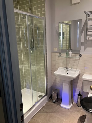 Comfy Double Room | Bagno | Combinazione doccia/vasca, set di cortesia gratuito, asciugacapelli