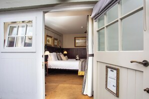 Hypo-allergenic bedding, iron/ironing board, free WiFi, bed sheets - 1777 The Albion (Wimborne)