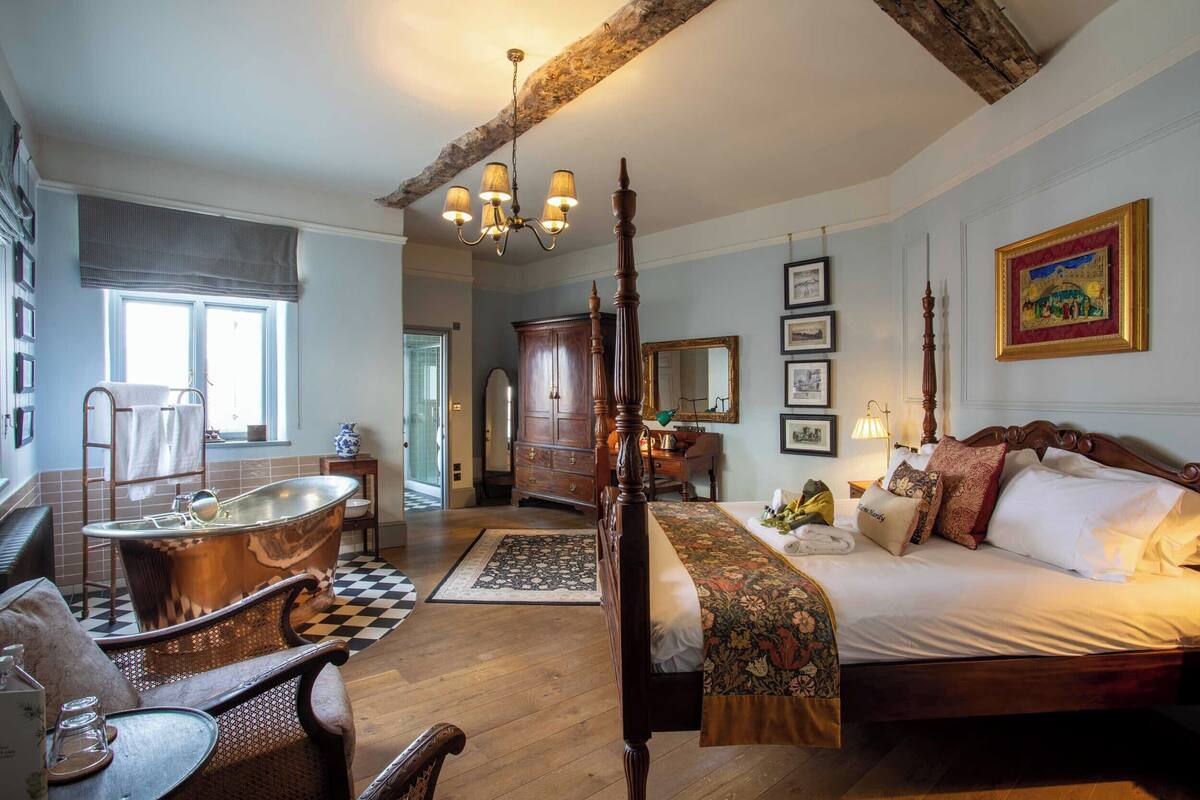 Indulgence Plus Double Room | Hypo-allergenic bedding available, iron/ironing board, WiFi (free)