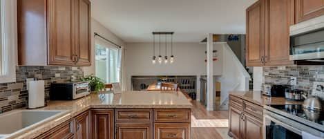 Coffee/tea maker, microwave, stovetop, dishwasher