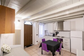 Fridge, oven, stovetop, coffee/tea maker