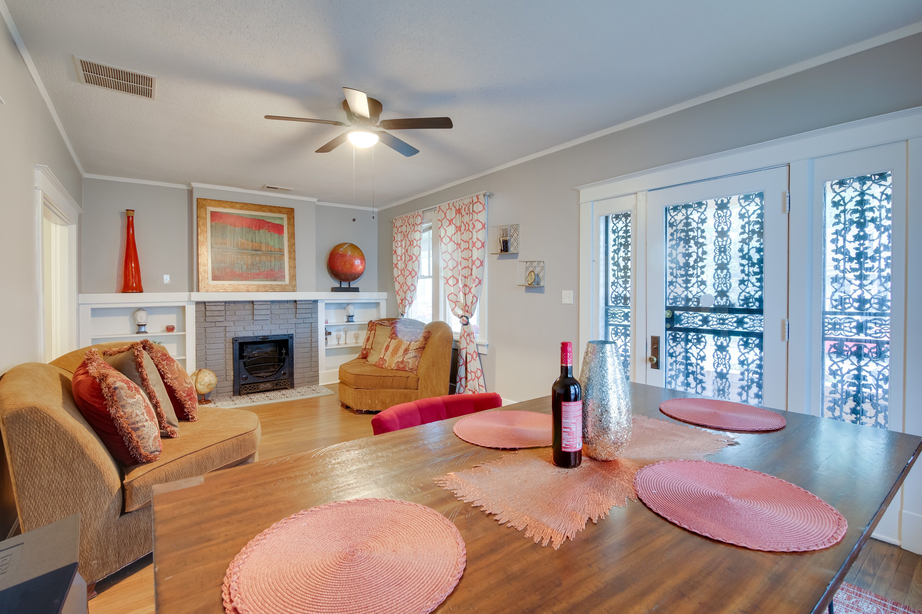 Charming Home: 2 Mi to Downtown Memphis & Zoo