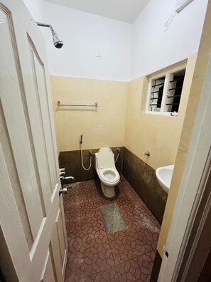 Een douche, een haardroger, een bidet, handdoeken