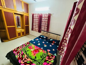 4 slaapkamers, een strijkplank/strijkijzer, wifi, beddengoed