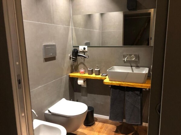 Shower, hair dryer, bidet, towels - Cozy apartment located in the heart of Trastevere. (Roma)