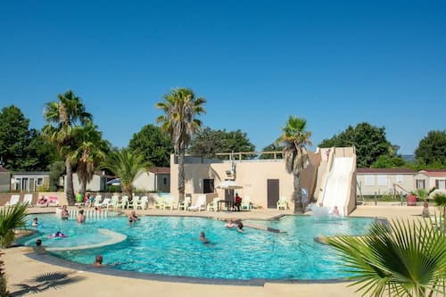 Piscine extérieure (ouverte en saison), chaises longues