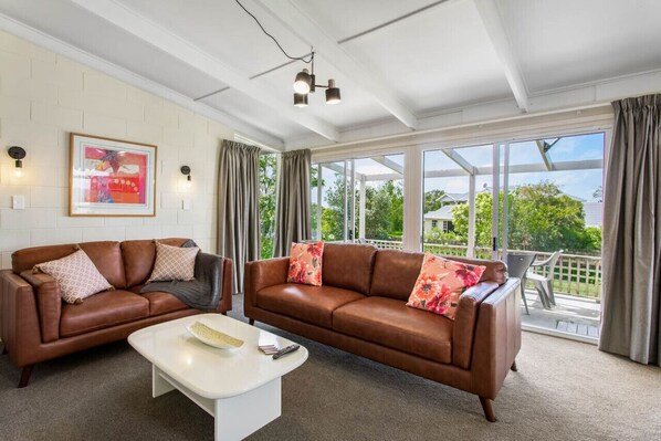 TV - Serene Breeze Escape with estuary view (Whitford)