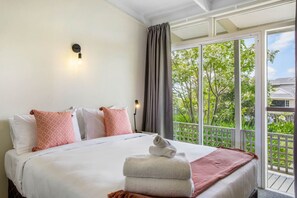 3 bedrooms, desk, iron/ironing board, free WiFi - Serene Breeze Escape with estuary view (Whitford)