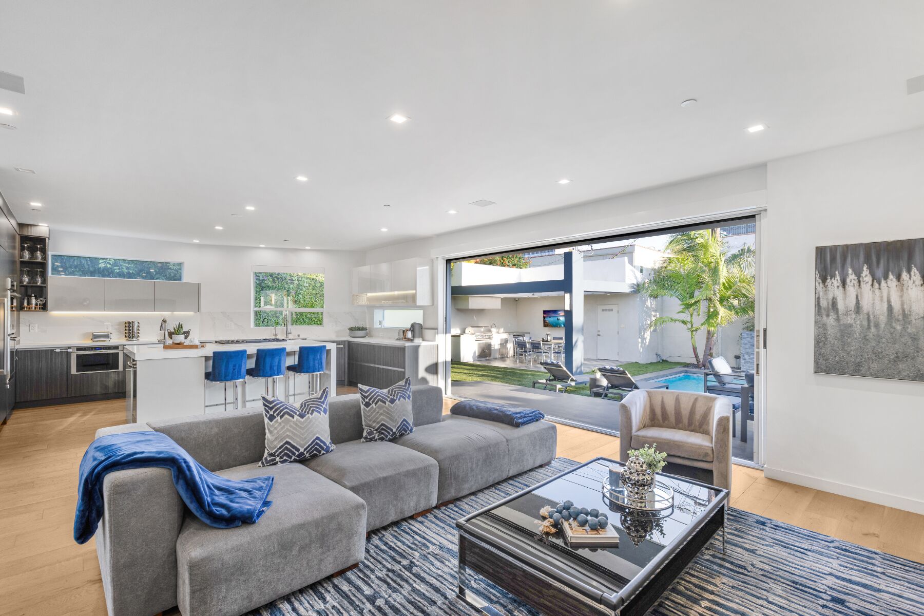 Luksustalo, useita sänkyjä, pääsy uima-altaalle, näköala uima-altaalle (Lindenhurst) | Oleskelualue | 50–tuumainen taulutelevisio, jossa digitaalikanavat