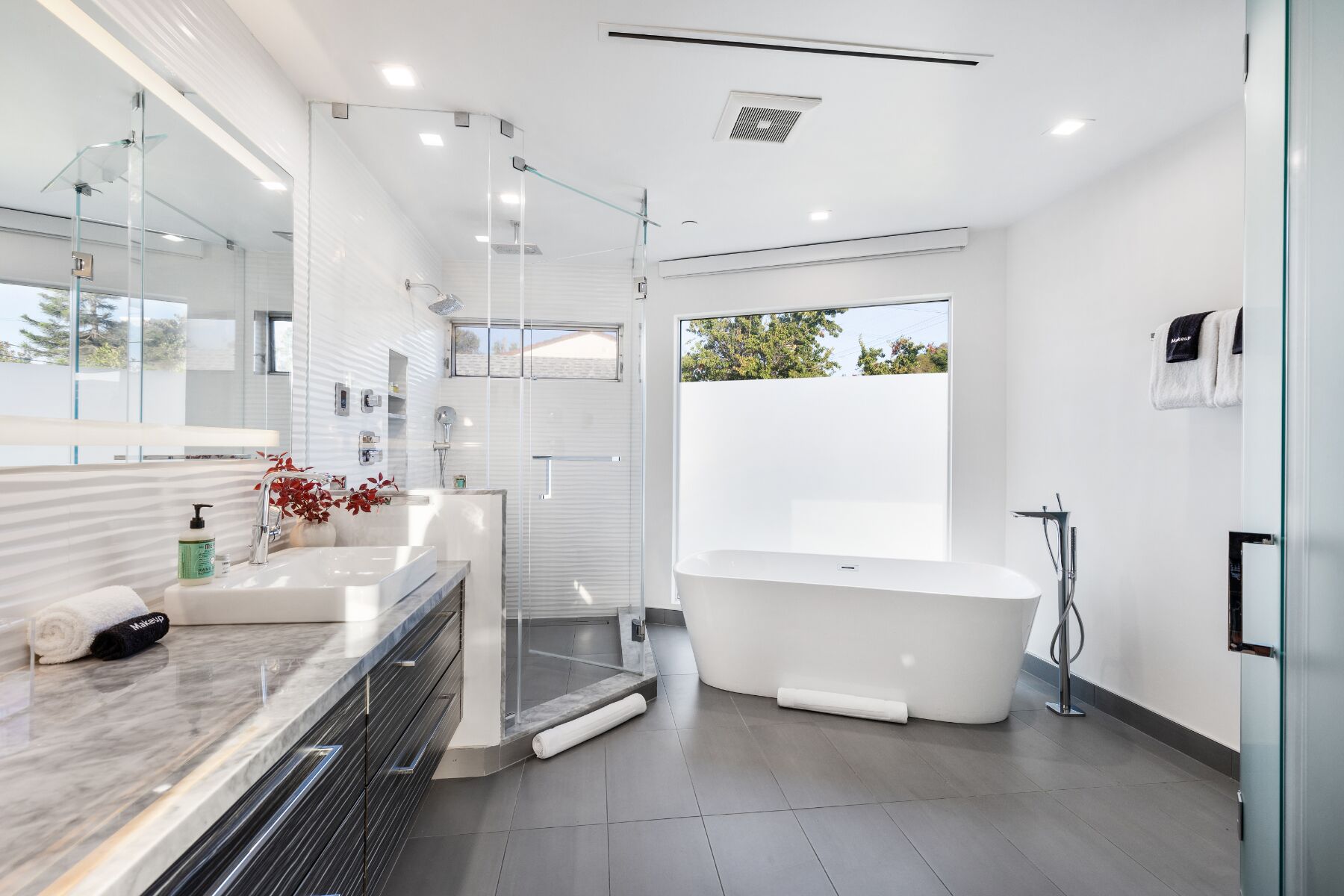 Luxury House, Multiple Beds, Pool Access, Pool View (Lindenhurst) | Bathroom | Deep soaking tub, hair dryer, towels