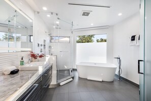 Luxury House, Multiple Beds, Pool Access, Pool View (Lindenhurst) | Bathroom | Deep soaking tub, hair dryer, towels - Lindenhurst (Los Angeles)