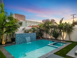 Outdoor pool, sun loungers - Lindenhurst (Los Angeles)