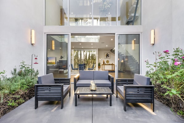 Luksustalo, useita sänkyjä, pääsy uima-altaalle, näköala uima-altaalle (Lindenhurst) | 4 makuuhuonetta, yksilöllisesti sisustettu, yksilöllisesti kalustettu