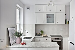 Apartamento | Cocina básica privada | Frigorífico, horno, placa de cocina y lavavajillas