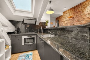 Kylskåp, mikrovågsugn, diskmaskin och kaffe- och tebryggare