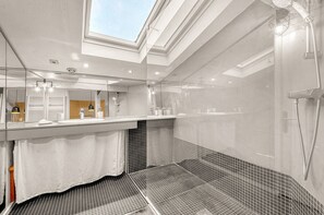 Kostenlose Toilettenartikel, Haartrockner, Handtücher