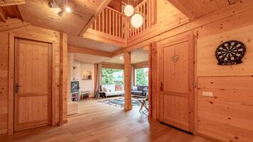 Televisie, een dvd-speler, tafelvoetbal en een stereo