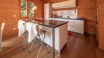 Een koelkast, een microgolfoven, een oven, een vaatwasser