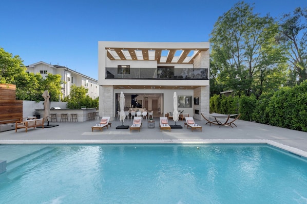 Outdoor pool, pool umbrellas, sun loungers