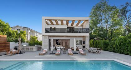 Melvin - Modern Contemporary Estate w/ Backyard + Pool & Spa