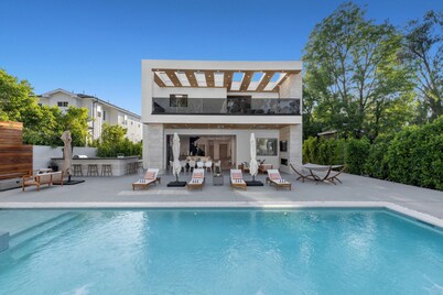 Melvin - Modern Contemporary Estate w/ Backyard + Pool & Spa