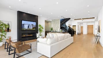 Luxury House, Multiple Beds, Pool Access, Pool View (Melvin Modern) | Interior