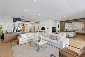 Living area - Melvin - Modern Contemporary Estate w/ Backyard + Pool & Spa (Tarzana)