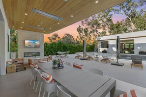 Outdoor dining - Melvin - Modern Contemporary Estate w/ Backyard + Pool & Spa (Tarzana)