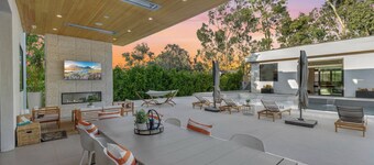 Melvin - Modern Contemporary Estate w/ Backyard + Pool & Spa