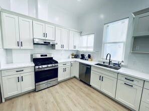 Kjøleskap, mikrobølgeovn, ovn og oppvaskmaskin