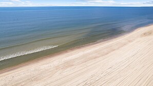 Een strand met uitzicht op de oceaan en een zandkust.