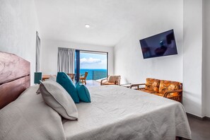 3 sovrum, skrivbord, internet och sängkläder