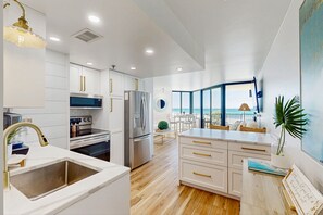 Refrigerador, microondas, horno, placa de cocina