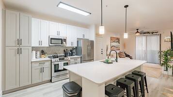 Refrigerador, microondas, horno y parrilla de estufa