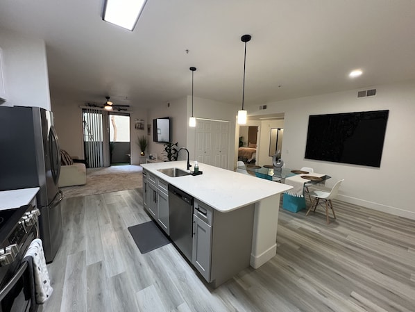 Réfrigérateur, micro-ondes, four, plaque de cuisson