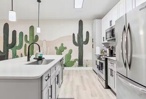 Frigorífico, microondas, horno y placa de cocina