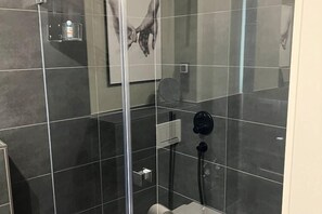 Douche, sĂšche-cheveux