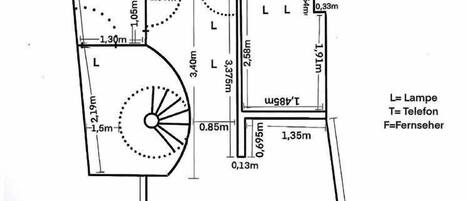 Pianta del pavimento con un'area circolare contrassegnata come salotto (L), un telefono (T) e un camino (F).