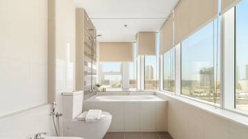 Apartamento Premier | Baño | Bañera y ducha independientes y cabezal de ducha tipo lluvia