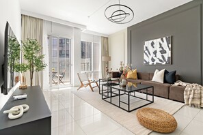 Premium-Apartment | Wohnbereich | 50-Zoll-Smart-TV mit Digitalempfang