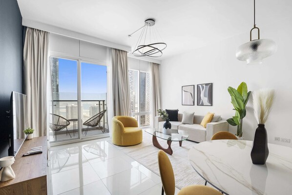 City-Apartment | Wohnbereich | 50-Zoll-Smart-TV mit Digitalempfang