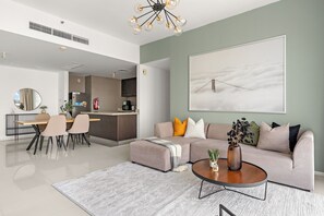 Standard-Apartment | Wohnbereich | 50-Zoll-Smart-TV mit Digitalempfang