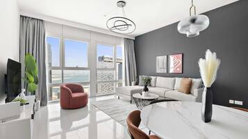 Apartemen Klasik | Area keluarga | Smart TV 50-inci dengan saluran TV digital