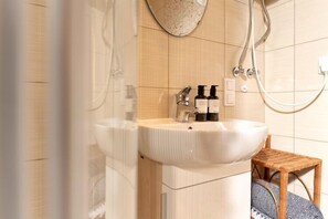 Douche, sèche-cheveux, serviettes fournies