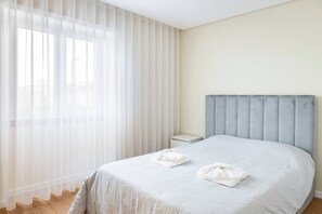 1 bedroom, WiFi, bed sheets - Lisbon Breezy Haven: 2-Bedroom Oasis (Lisboa)