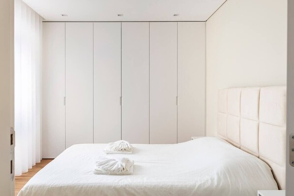 1 bedroom, WiFi, bed sheets - Lisbon Breezy Haven: 2-Bedroom Oasis (Lisboa)